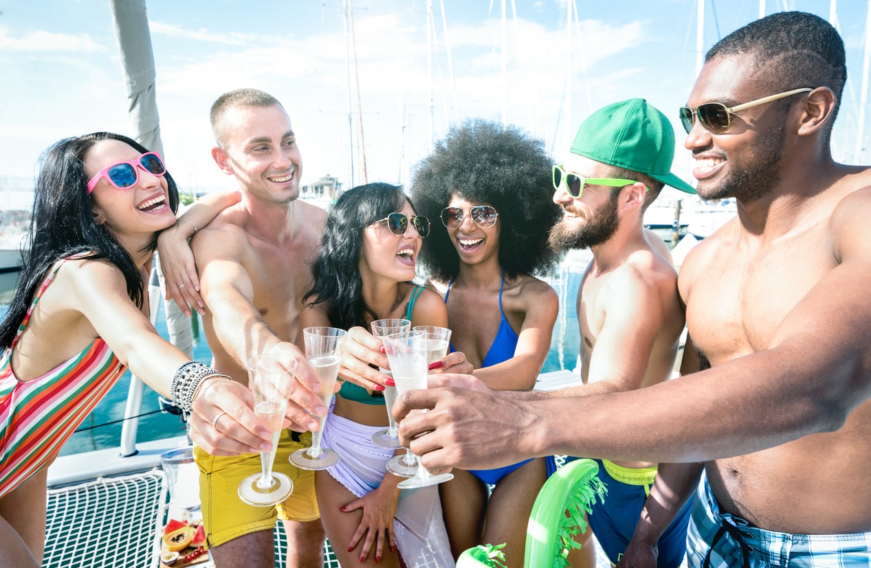 Grupo celebrando un cumpleaños a bordo de un yate en Marbella, risas y brindis bajo el sol