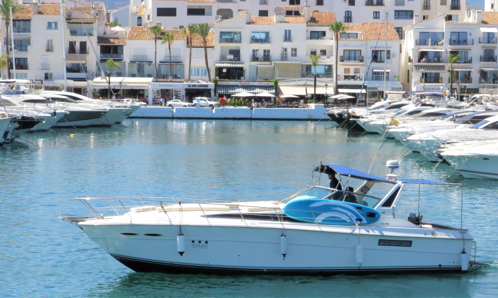 Sea Ray 390 Express Cruiser navegando en Marbella - Lujo y confort para tus escapadas marítimas
