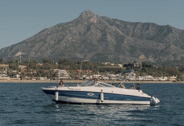 Bayliner 249SD listo para aventuras marítimas en Marbella, perfecto para días de navegación y relax bajo el sol