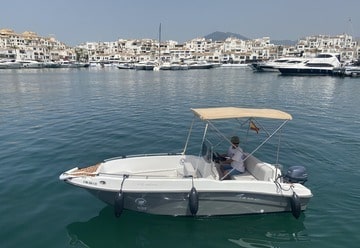 Nireus 490 Óptima navegando en aguas de Marbella, ideal para excursiones de día y pesca recreativa
