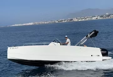 Nuva M6 moderno y elegante, perfecto para navegación de placer y escapadas marítimas en Marbella